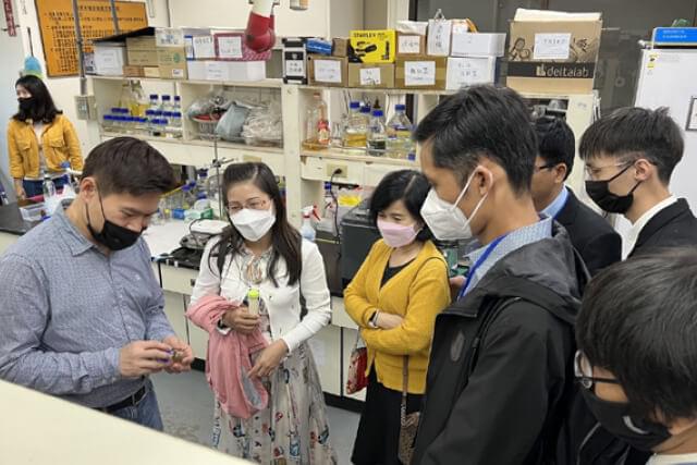 鄭宇伸老師帶領參觀生化工程實驗室