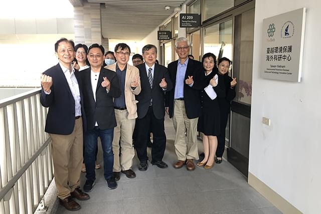 臺越環境保護海外科研中心揭牌合影