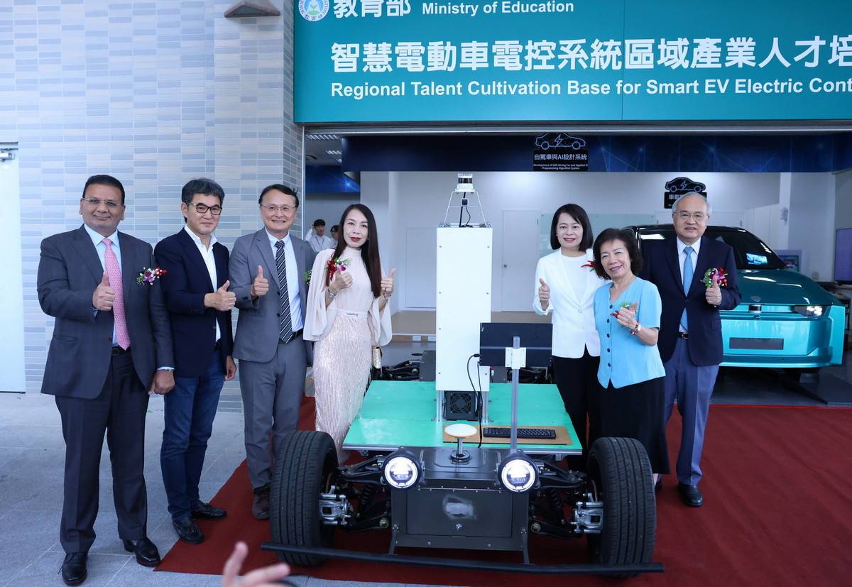 雲科大智慧電動車電控系統區域產業人才培育基地揭牌AI賦能驅動智慧移動人才培育，串聯中部產業聚落打造車用電控與智慧座艙實作基地