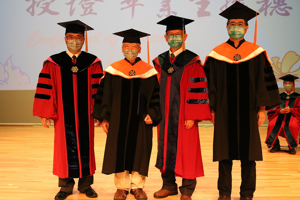 111級畢業典禮高宗彥博士生(左2)與楊能舒校長(左1)、李傳房教務長(右2)、工程學院前院長王健聰(右1)合影